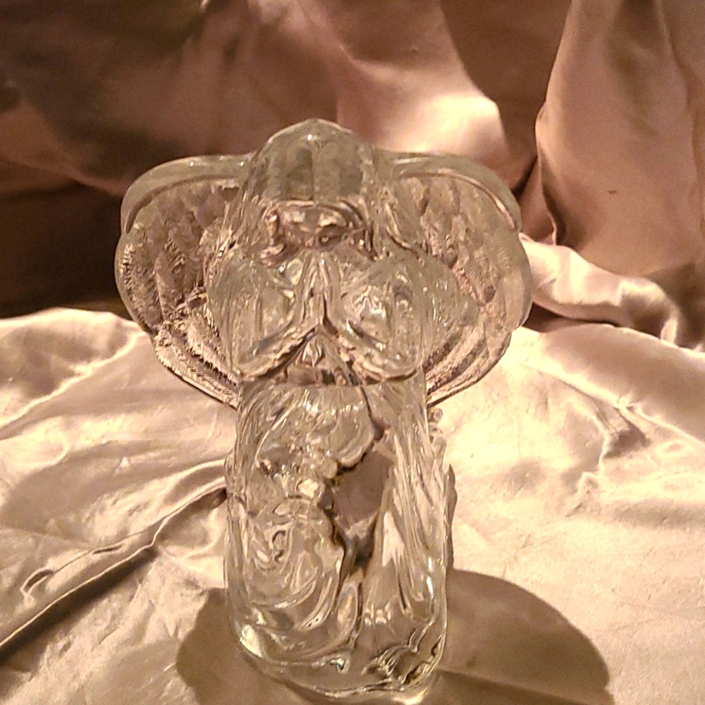 Large kneeling angel